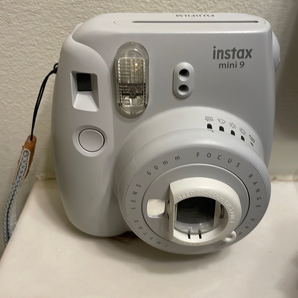 Instan mini 9 fujifilm. come with case
